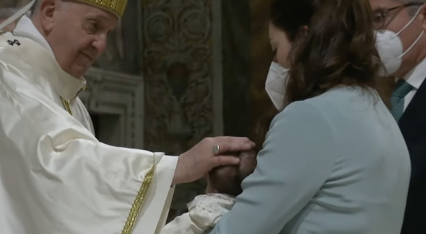 Il Papa battezza 16 neonati nella Cappella Sistina, ai genitori ordina: «Custodite la loro identità cristiana»