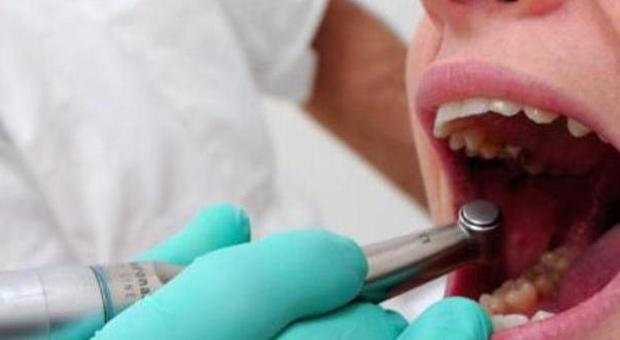 Dentista generoso: «Lavoro gratis per i poveri». Ma nessuno si presenta