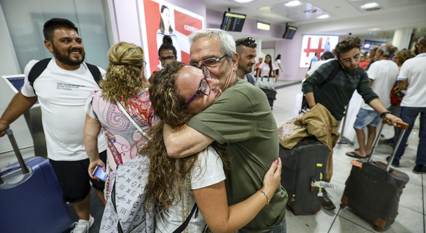 Terrore ad alta quota: atterraggio d'emergenza per il volo Sharm-Napoli, 122 italiani a bordo