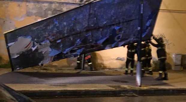 Tabellone cade su palo della luce che salva le auto sottostanti: paura nel quartiere di Bagnoli