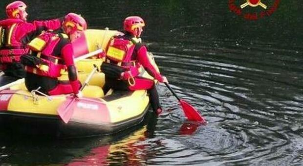 Gita tragica sul fiume: canoa si ribalta, un morto e un ferito gravissimo