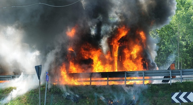 Il camion incendiato a Portogruaro
