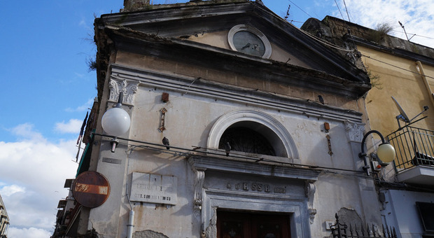 Degrado a Napoli, a rischio crollo l'antica Cappella del Rosario a San Giovanni