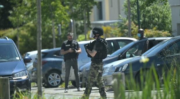 Poliziotta accoltellata, è grave: l'aggressore ucciso dai gendarmi. «Si era radicalizzato in carcere»
