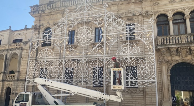 Lecce, naso all'insù: ecco le luminarie dei Santi Patroni. Ma è scontro con gli ambulanti