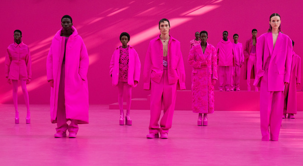 La moda contro la guerra Valentino è rosa (come la positività), i modelli di Balenciaga affrontano la neve