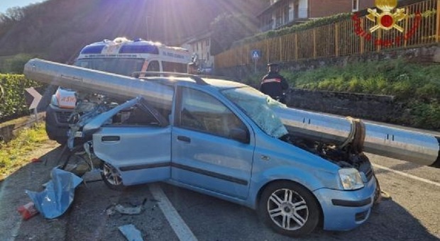 Incidente choc: Fiat Panda infilzata da un palo di ferro caduto dal camion, donna salva per miracolo FOTO
