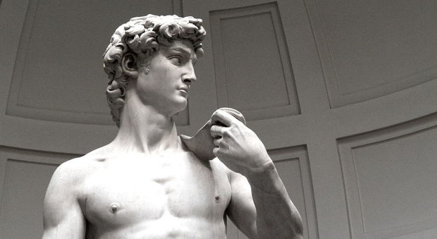 Firenze, nudo davanti al David di Michelangelo: stesso esibizionista che si spogliò agli Uffizi