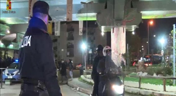Napoli, sgominata la babygang che aggredì Gaetano davanti alla metropolitana di Chiaiano: 9 minorenni in comunità