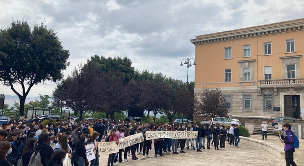 Frosinone, gli studenti scendono in piazza: «No al doppio turno»