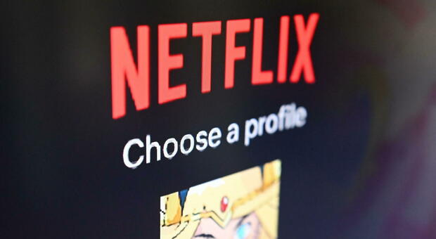 Netflix, stop alla condivisione: cosa fare ora? Ecco l'utente extra: perché conviene (e perché no)