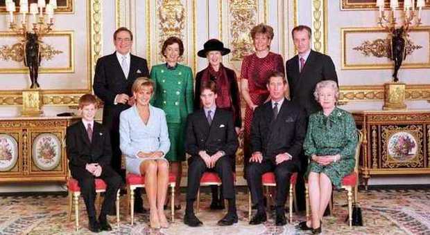 La rivelazione del cronista di gossip: «Lady Diana ci passò i numeri della famiglia reale per punire Carlo»