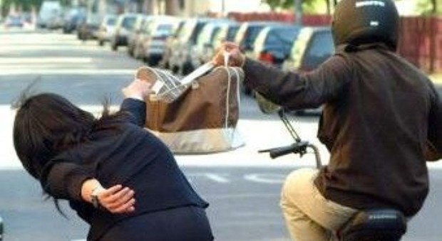 Choc a piazza Vittorio: donna trascinata per strada per rubarle la collana. La salvano i carabinieri
