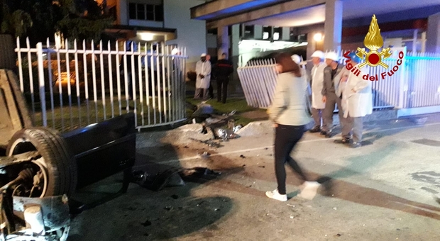 Auto si rovescia e distrugge il cancello di un'azienda avicola