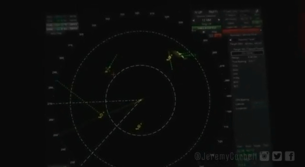 Ufo volano su una portaerei americana: su Twitter i nuovi video desecretati dal Pentagono