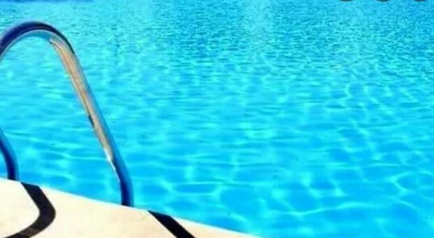 Muore in piscina: bambino romano di 6 anni annega in un resort in Sardegna. Era in vacanza con i genitori