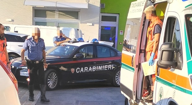 Coltellate al rivale in amore, choc a un distributore di benzina a Civitanova: ferito un uomo