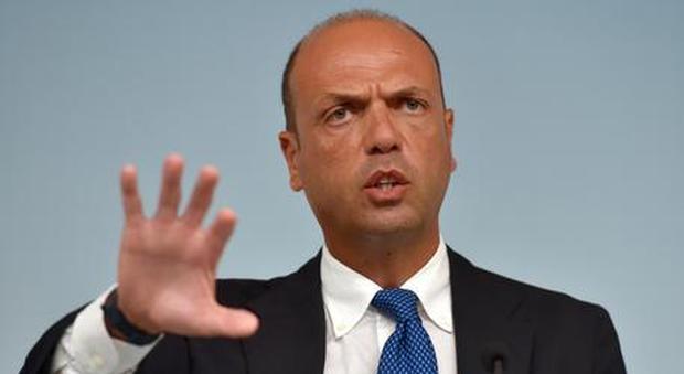 Alfano: ho chiuso con il Pd M5S si spacca sul patto E Renzi: «Regge? Non lo so»