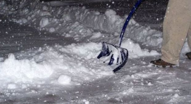 Sondrio, ex pilota di rally cade mentre spala la neve sul vialetto di casa e muore
