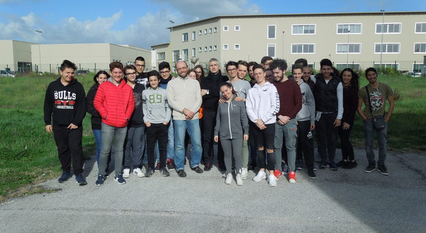 Un gruppo di studenti dell'istituto Rosselli di Aprilia con i professori Marco Mengoli e Mauro Faina