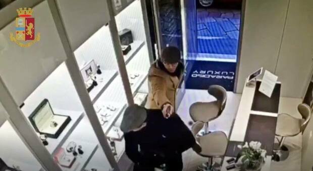 Milano, aveva assaltato in 50 secondi una gioielleria: presa la terza "pantera rosa" della banda