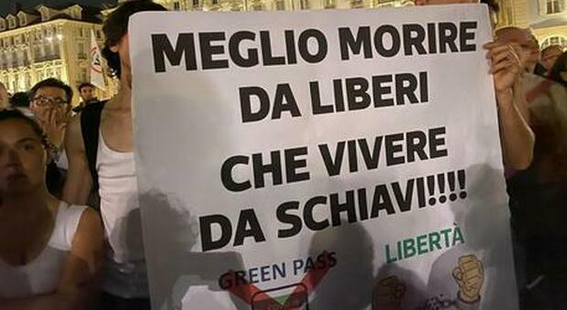 In tutta Italia manifestanti per protestare l'obbligo del green pass