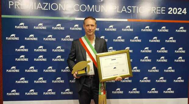 Fuschini con il premio ricevuto a Milano
