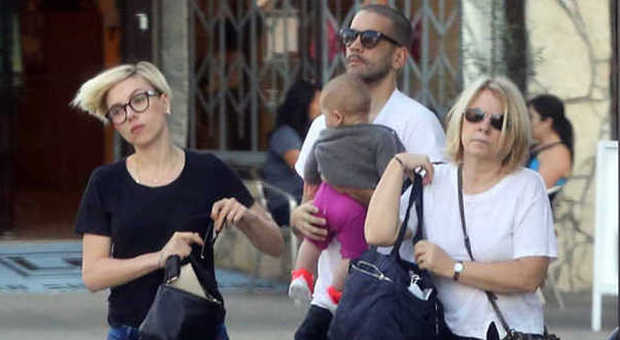 Scarlett Johansson, mamma irriconoscibile con la figlia e il marito a Los Angeles