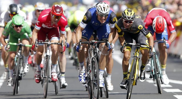 Tour de France, Kittel al fotofinish batte Coquard e Sagan. Domani arrivano le prime salite, sfida tra i big