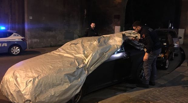Allarme nella notte in via Veneto: artificieri in azione per un'auto sospetta