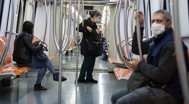 Virus, tra distanze e protezioni la metro preferita ai bus