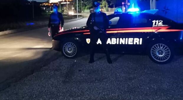 Ladri in fuga inseguiti dai carabinieri si scontrano con un'auto: arrestati
