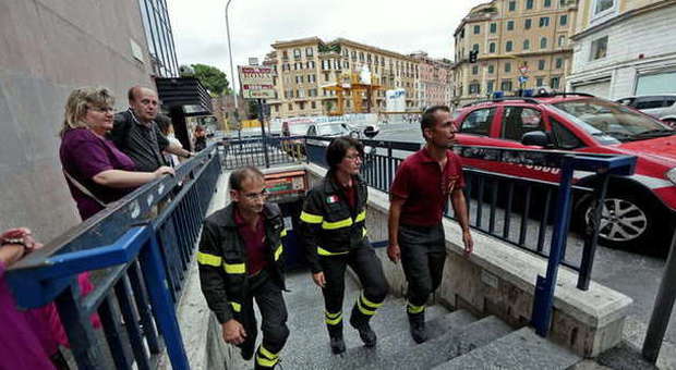 Roma, fiamme e paura in metro: chiuse San Giovanni, Manzoni e Re di Roma