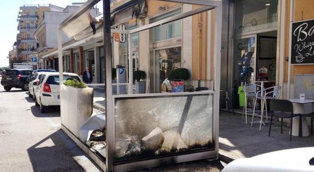 Attentato incendiario: bruciato il gazebo di un bar