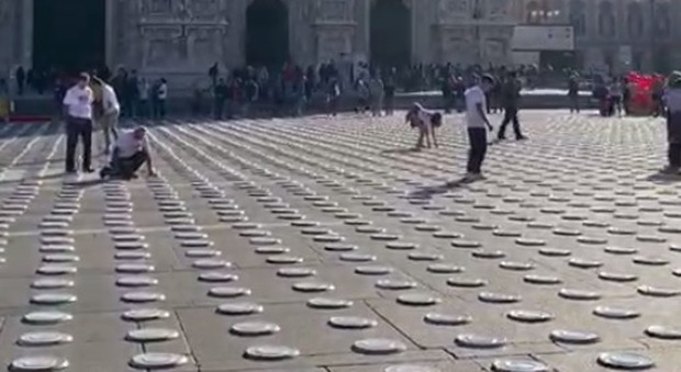 Milano, Pixel Art in Piazza Duomo: 10mila piatti contro la fame nel mondo