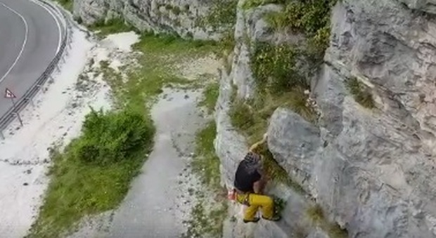 Mauro Corona torna a "scalare": arrampicata a mani nude a Erto