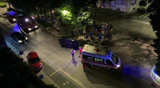 Auto si ribalta nella notte lungo il Viale, paura tra i residenti. Persone soccorse dalla Croce Rossa