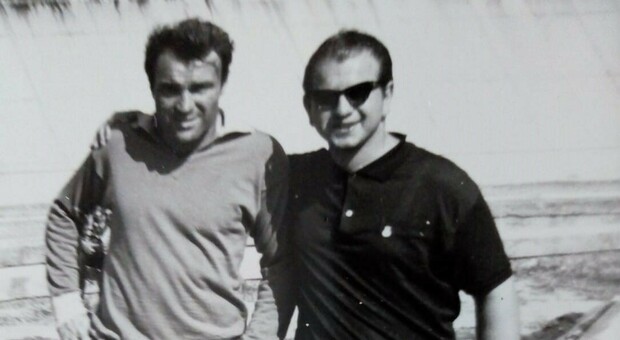Josè Altafini e il giornalista aquilano Dante Capaldi all'Aquila nel 1964