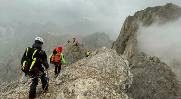 Alpinisti recuperati sulla Marmolada: vento fortissimo, erano bloccati sotto Punta Rocca