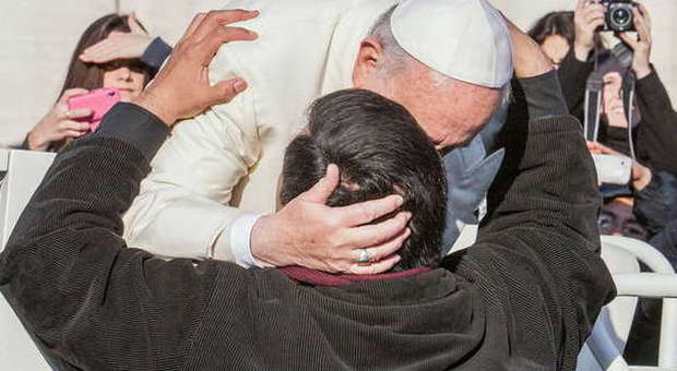 Papa Francesco riconosce un amico tra la folla e lo invita a salire sulla Papamobile