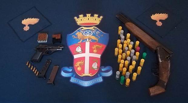 Caserta, fucile, pistola e 52mila euro in contanti nascosti nel controsoffitto: arrestato 47enne