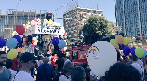 Milano Pride 2018, in migliaia in strada per il corteo dalla stazione centrale a Porta Venezia