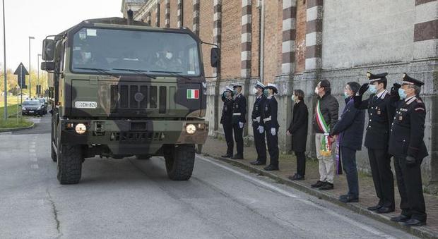 Salme trasportate dai mezzi dell'Esercito in arrivo a Padova (Ansa)