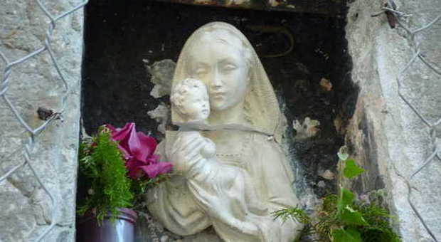 Acqualagna, vandali scatenati al Furlo Decapitata la statua della Madonna