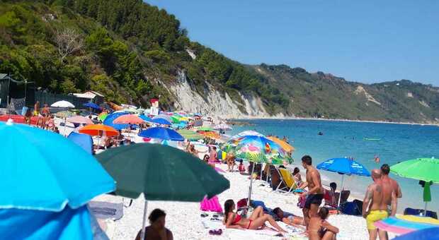 La spiaggia di Portonovo gremita di bagnanti: sarà così anche nel prossimo weekend