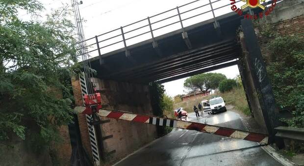 Roma, paura a Capannelle: camion dell'Ama urta contro un ponte, crollata una trave