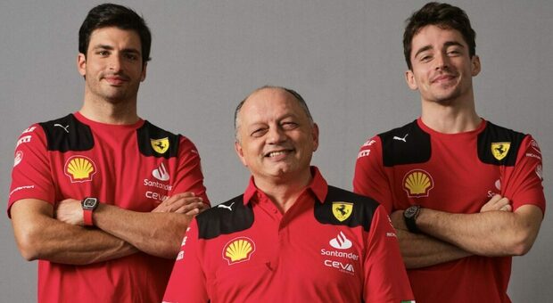 Le nuove divise Ferrari. Da sinistra, Carlos Sainz, Fred Vasseur e Charles Leclerc