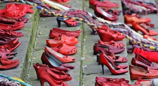 Scarpette rosse simbolo della violenza alle donne