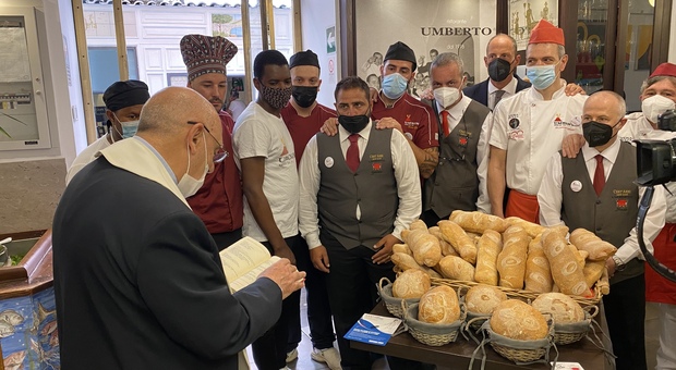 Pane e beneficenza per i 105 anni del ristorante Umberto di Chiaia
