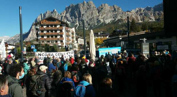 Ambientalisti in marcia a Cortina contro le grandi opere